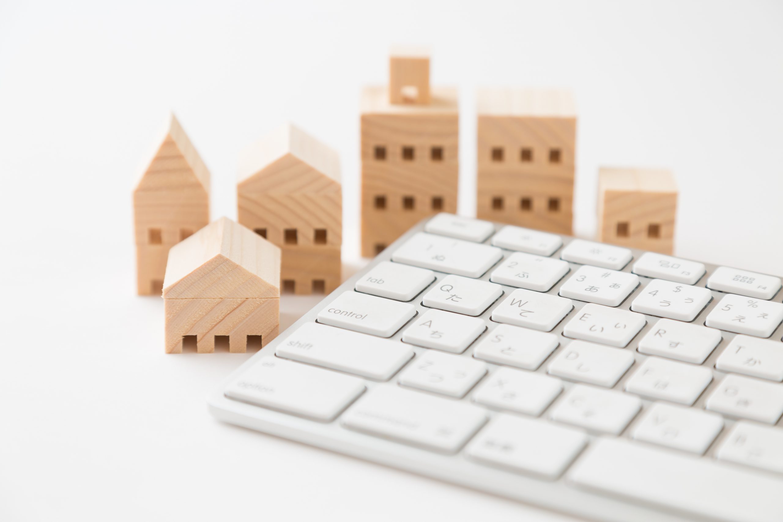 家の模型とキーボード